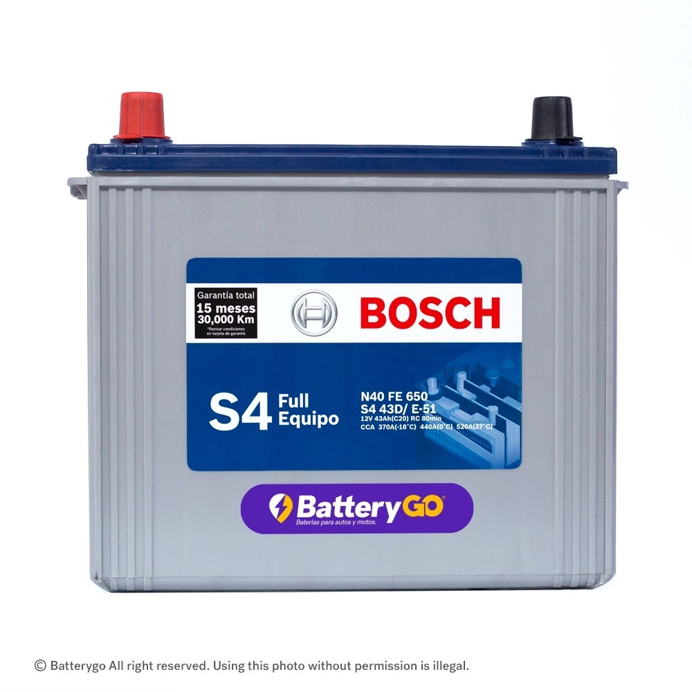 Batería Bosch S4 N40 FE (43Ah) de rendimiento Full Equipo, disponible para servicio a domicilio en Guayaquil.