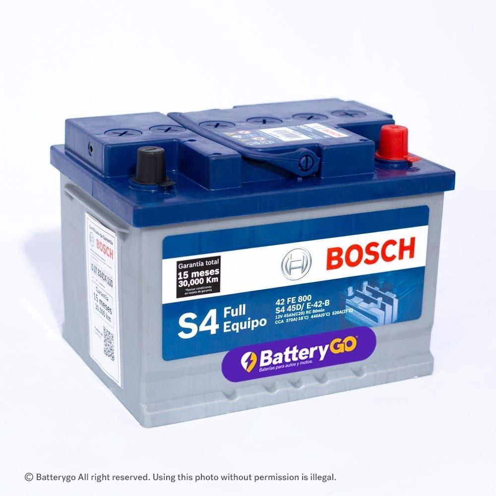Batería Bosch S4 42 FE (54Ah) de rendimiento Full Equipo, disponible para servicio a domicilio en Guayaquil.