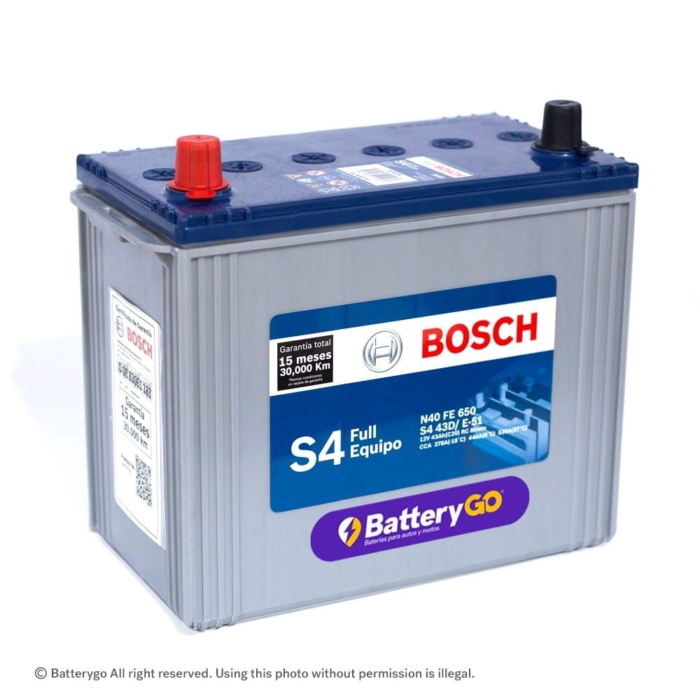 Batería Bosch S4 N40 FE (43Ah) de rendimiento Full Equipo, disponible para servicio a domicilio en Guayaquil.