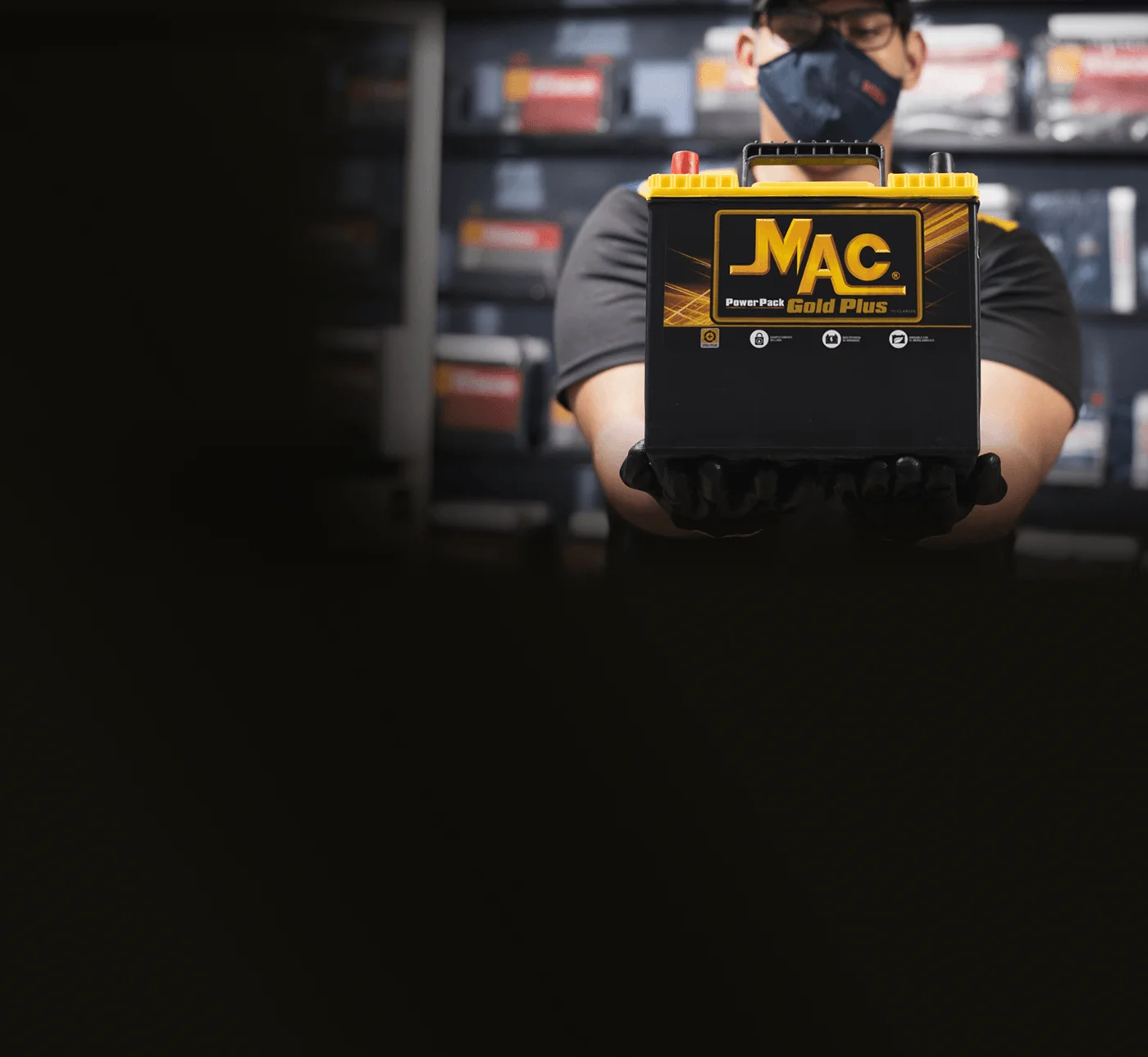 Técnico entregando batería MAC Gold Plus a domicilio en Guayaquil.